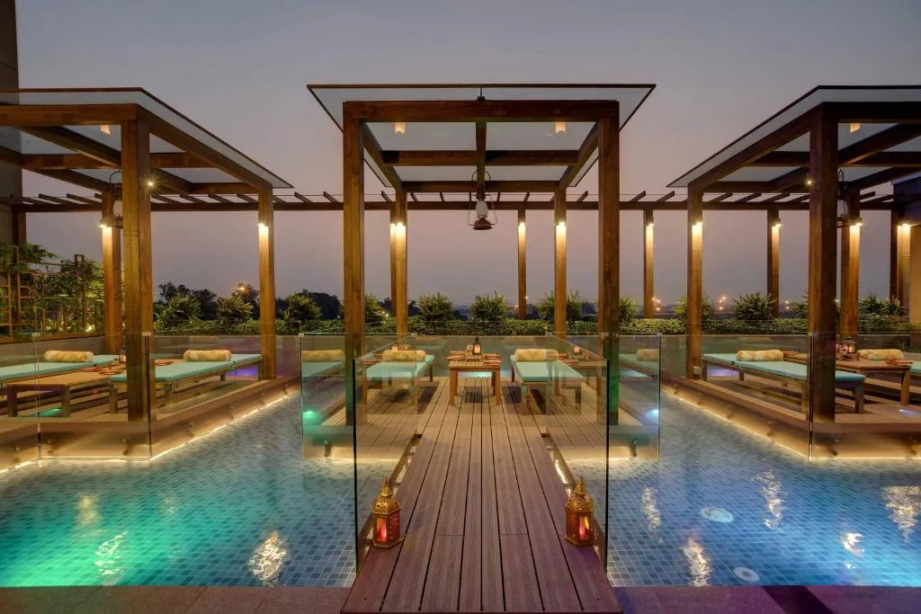 Courtyard By Marriot Surat Pool