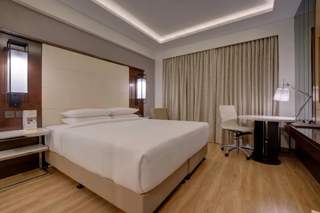 Courtyard By Marriot Surat Guestroom